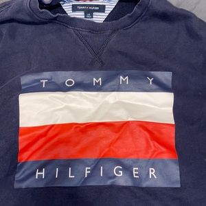 comfy tommy hilfiger crewneck sweatshirt